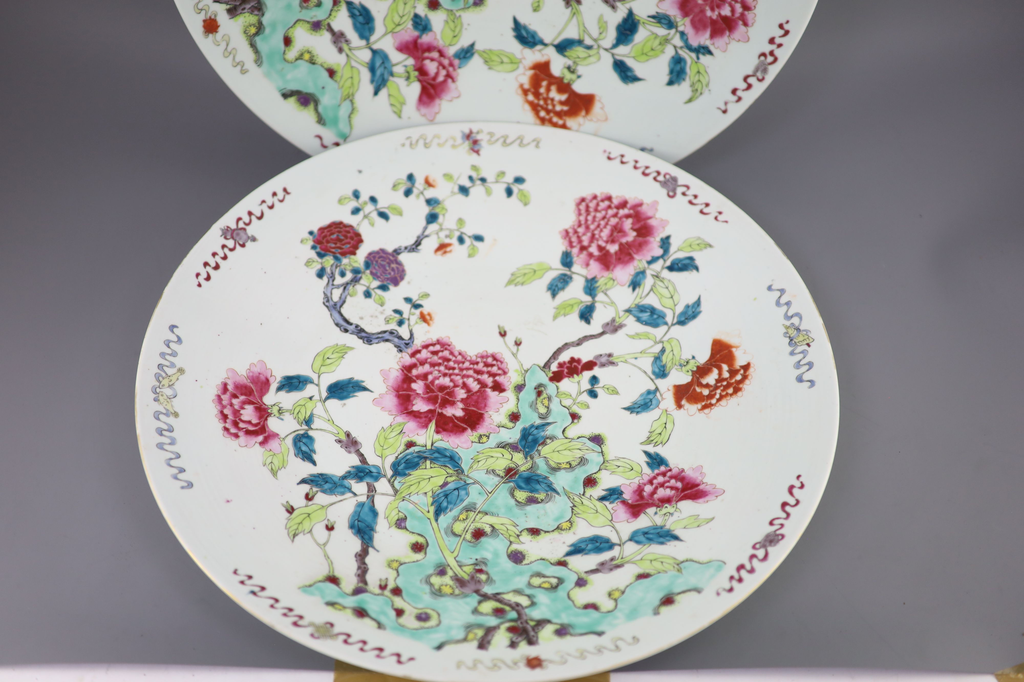 A pair of large Chinese famille rose dishes, late 19th century, 47cm diameter
